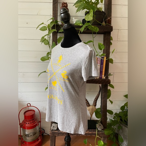 Harry Potter: Hogwarts Tee Shirt - Picture 15 of 17